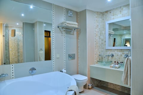 Suite, 1 King Bed, Garden View | Bathroom | Free toiletries, hair dryer, towels