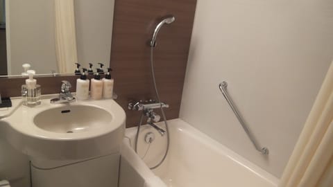 Combined shower/tub, hair dryer, slippers, bidet