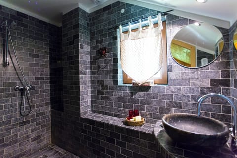 Chalet (Rondin) | Bathroom | Free toiletries, towels