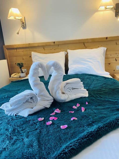 Double Room, Lake View | Desk, soundproofing, iron/ironing board, free cribs/infant beds