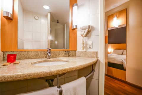 Superior Apartment, 2 Twin Beds | Bathroom | Shower, eco-friendly toiletries, hair dryer, towels