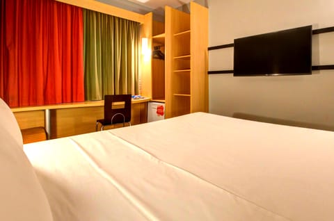 Superior Apartment, 1 Double Bed | Minibar, desk, laptop workspace, soundproofing