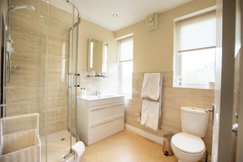 Superior Double Room (Room 2) | Bathroom | Shower, free toiletries, hair dryer, towels