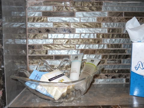 Luxury Havana Suite w/kitchenette | Bathroom amenities | Shower, designer toiletries, hair dryer, towels