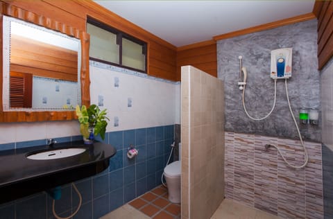 Deluxe Bungalow | Bathroom | Shower, rainfall showerhead, free toiletries, towels