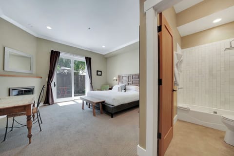 Deluxe Room, 1 King Bed | Premium bedding, desk, soundproofing, iron/ironing board