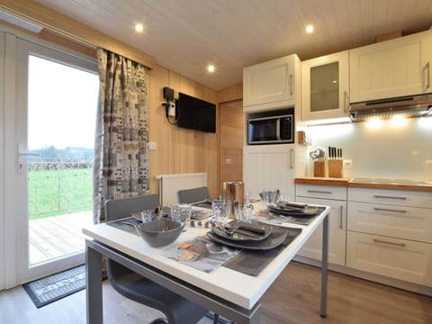 Cottage | Private kitchen | Microwave, electric kettle, toaster