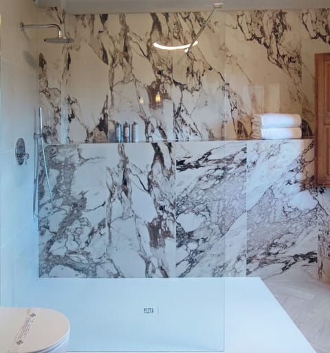 Suite Villa | Bathroom | Free toiletries, hair dryer, bidet, towels