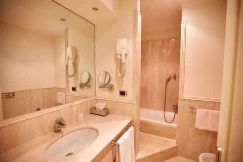 Junior Room | Bathroom | Combined shower/tub, free toiletries, hair dryer, bidet