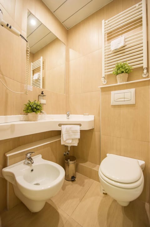 Rainfall showerhead, eco-friendly toiletries, hair dryer