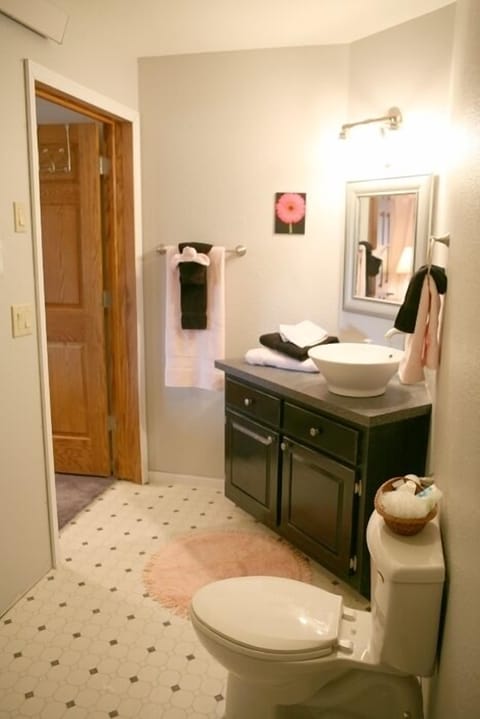 Classic Cove | Bathroom | Shower, free toiletries, hair dryer, towels