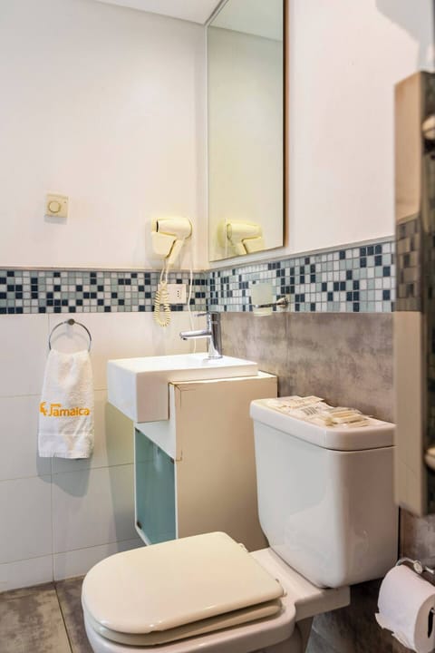 Classic Apartment | Bathroom | Shower, free toiletries, hair dryer, bidet