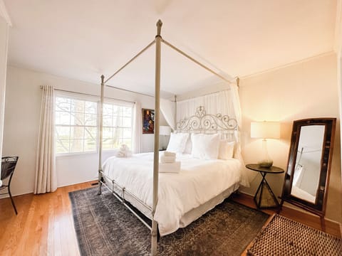 The Lily Cottage | Premium bedding, individually decorated, individually furnished