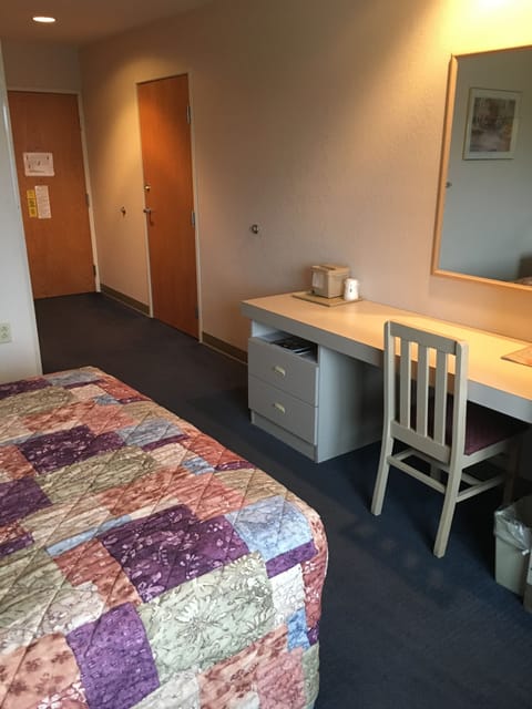 Room, 1 Queen Bed, Accessible, Non Smoking | Desk, laptop workspace, blackout drapes, free WiFi