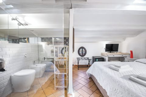 Basic Double Room | Bathroom | Shower, rainfall showerhead, free toiletries, hair dryer