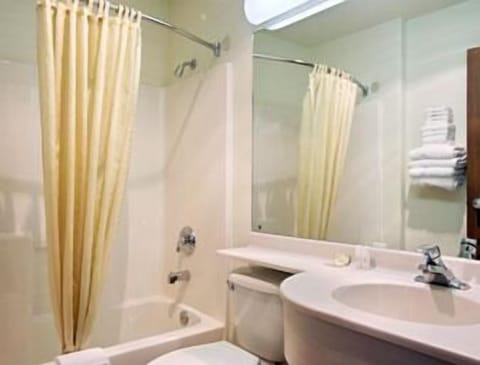 Combined shower/tub, hair dryer, towels