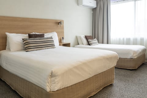 Deluxe Twin Room | Desk, iron/ironing board, free WiFi, bed sheets