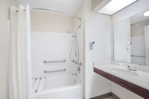 Combined shower/tub, free toiletries, towels