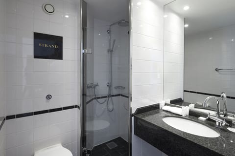 Superior single room | Bathroom | Free toiletries, hair dryer, towels, soap