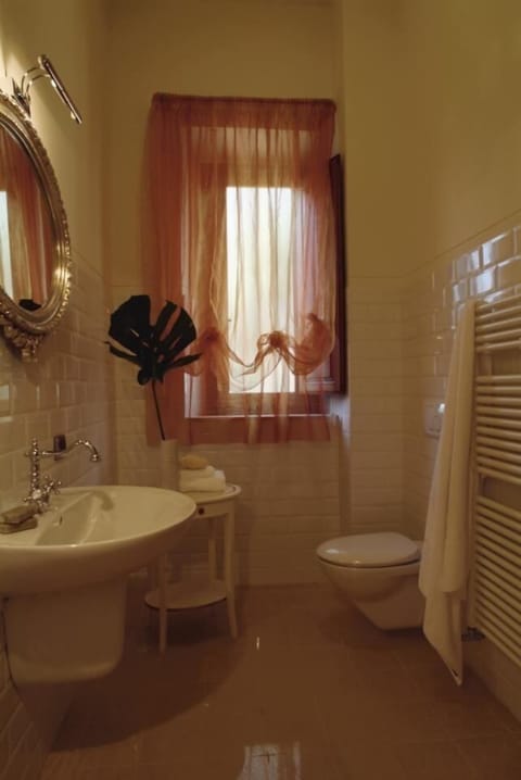 Apartment, 1 Bedroom, Kitchenette | Bathroom | Free toiletries, hair dryer, bidet, towels