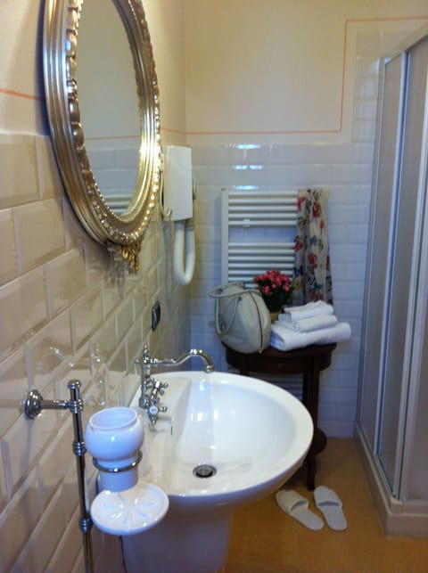 Deluxe Double or Twin Room | Bathroom | Free toiletries, hair dryer, bidet, towels