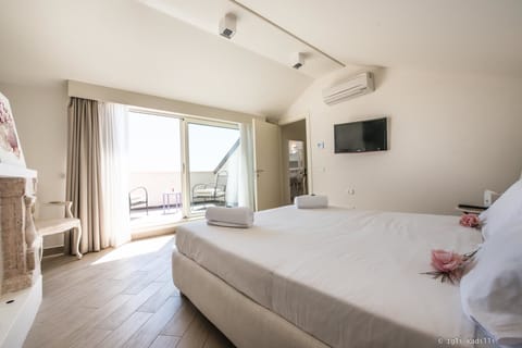 Suite, Sea View | Premium bedding, down comforters, minibar, in-room safe