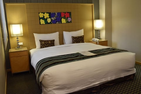 Tokyo Suite | Premium bedding, down comforters, minibar, in-room safe