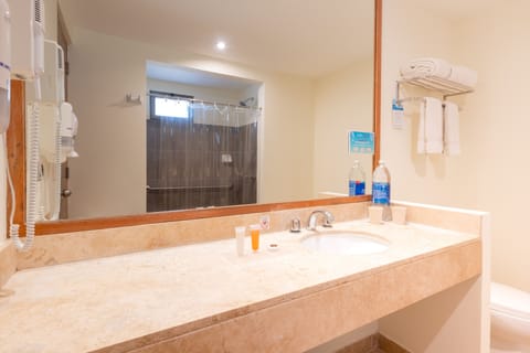 Standard Room (Superior) | Bathroom | Shower, rainfall showerhead, hair dryer, towels