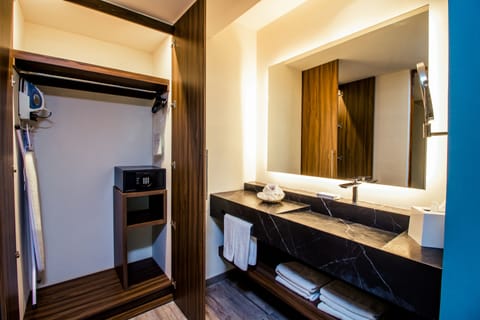 Junior Suite 2 Beds | Bathroom sink