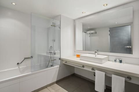Mondial Family Room | Bathroom | Free toiletries, hair dryer, towels