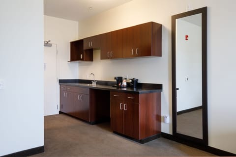 Business Suite, 1 King Bed, Non Smoking (Efficiency) | Private kitchenette | Mini-fridge, coffee/tea maker