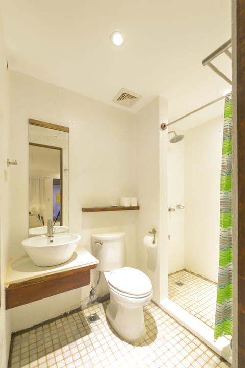 Triple Room, Multiple Beds, Courtyard View, Courtyard Area | Bathroom | Shower, hair dryer, bidet, towels