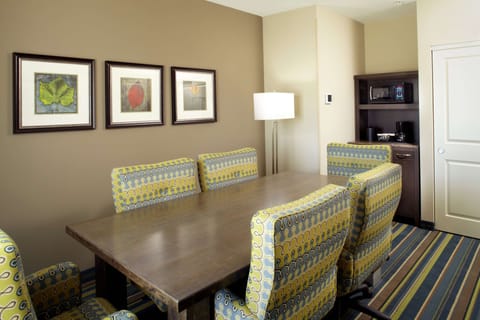 Deluxe Suite, 1 King Bed | Living area | Flat-screen TV, pay movies