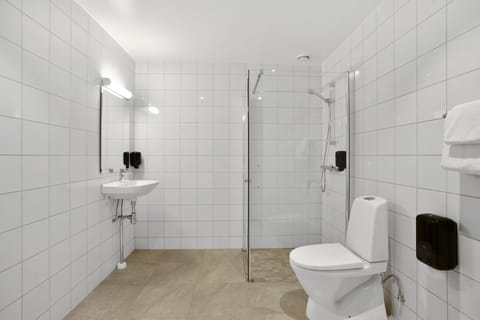 Standard Double Room, 2 Twin Beds | Bathroom | Shower, hair dryer, towels