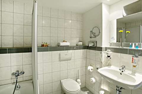 Superior Room, 1 Double Bed | Bathroom | Eco-friendly toiletries, hair dryer, slippers, towels