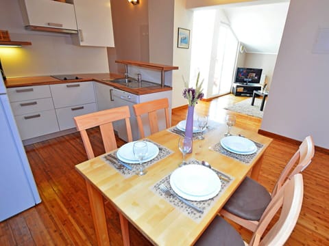 Property, Room, Furniture, Building, Floor, Interior Design, Kitchen, House, Table, Countertop