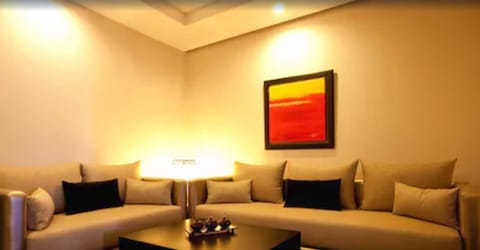 Executive Suite | Living room | 32-inch plasma TV with satellite channels, TV