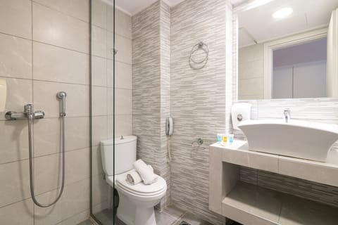 Double or Twin Room (Panoramic View) | Bathroom | Deep soaking tub, free toiletries, hair dryer, towels