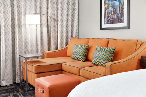 Deluxe Room, 1 King Bed, Non Smoking | Living area | 32-inch LCD TV with cable channels, TV