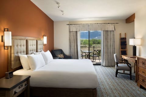 Executive Suite | Premium bedding, down comforters, pillowtop beds, in-room safe