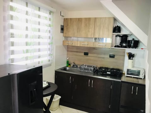 Family Apartment | Private kitchen | Fridge, microwave, cookware/dishes/utensils