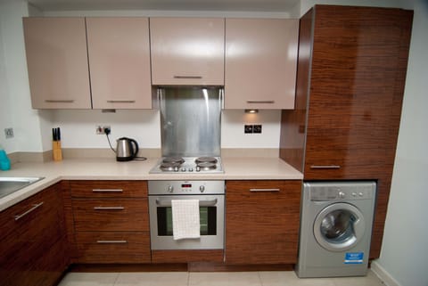 Superior Apartment, 2 Bedrooms, Kitchen | Private kitchen | Fridge, microwave, oven, stovetop