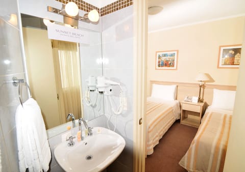 Standard Double Room | Bathroom | Shower, rainfall showerhead, free toiletries, hair dryer