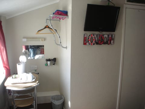 Family Room, Ensuite (Room 6) | Iron/ironing board, free WiFi, bed sheets