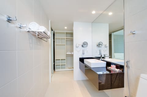 Suite (Master) | Bathroom | Hair dryer, towels