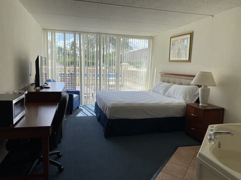 Deluxe King Suite w/Patio | Free WiFi, bed sheets