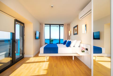 Junior Suite, 2 Bedrooms, Sea View, Beachside | Laptop workspace, blackout drapes, free WiFi, bed sheets