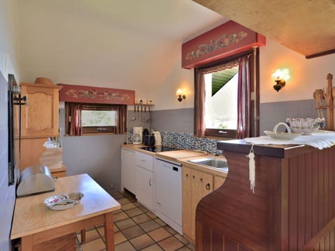 Cabinetry, Furniture, Mirror, Property, Table, Countertop, Building, Wood, Drawer, Kitchen