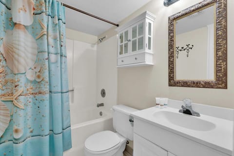 Condo, Multiple Beds, Balcony (GULFVIEW II 108) | Bathroom | Towels, toilet paper