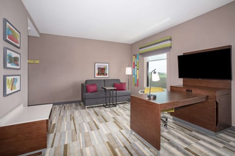 Studio, 1 King Bed, Non Smoking, Refrigerator & Microwave | Desk, laptop workspace, blackout drapes, soundproofing